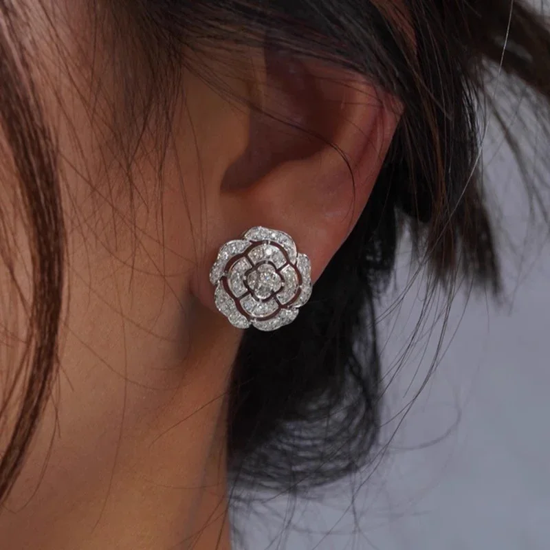 Huitan Romantische Blumen-Ohrstecker für Frauen, voll funkelnd, AA-Zirkonia, silberfarben, exquisite weibliche Ohrringe, Schmuck