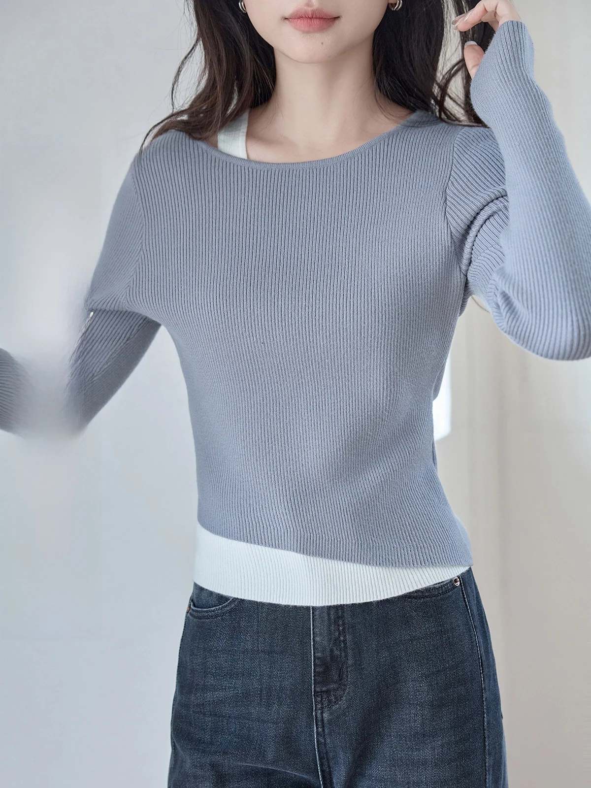 

Вязаный топ HUIXI с эффектом двухслойности, длинный рукав, приталенный крой, весна 2026, женский, модный дизайн, пэчворк