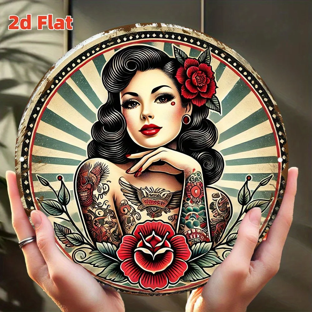 2D Flaches Retro-Metallschild mit Vintage Pin-Up-Mädchen mit roten Rosen & traditionellen Tattoos – Tattoo-Studio-Thema
