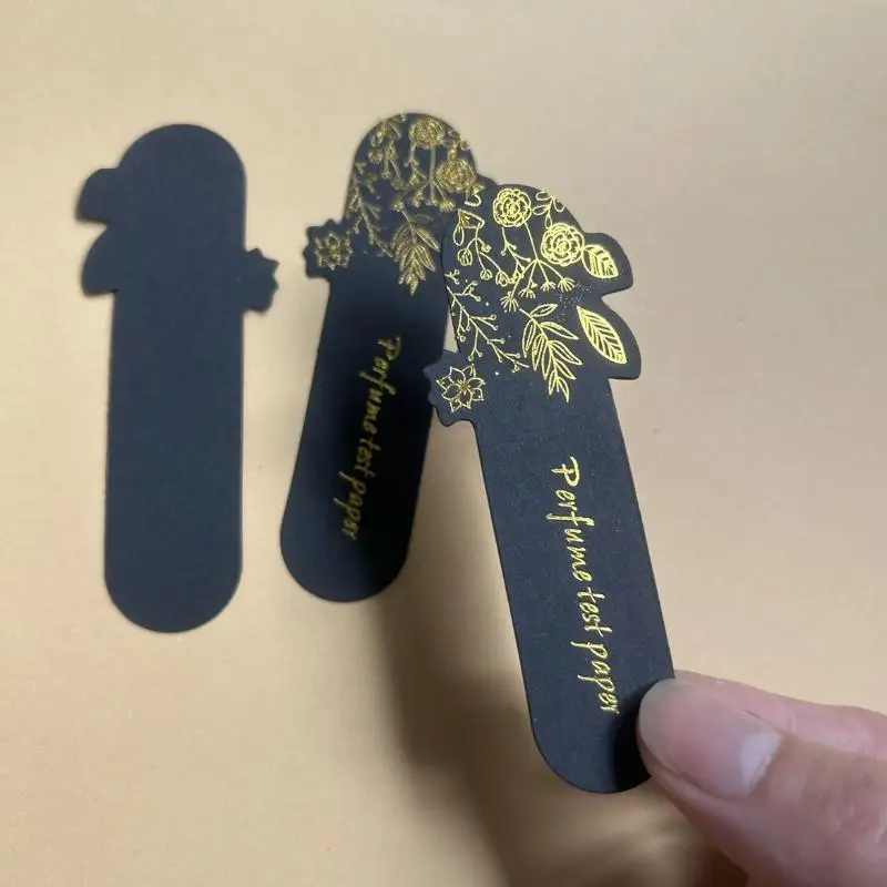 novas-tiras-de-papel-para-teste-de-fragrancias-aromaticas-em-preto-e-branco-com-design-floral-dourado-e-alta-absorcao-para-testes-de-fragrancias