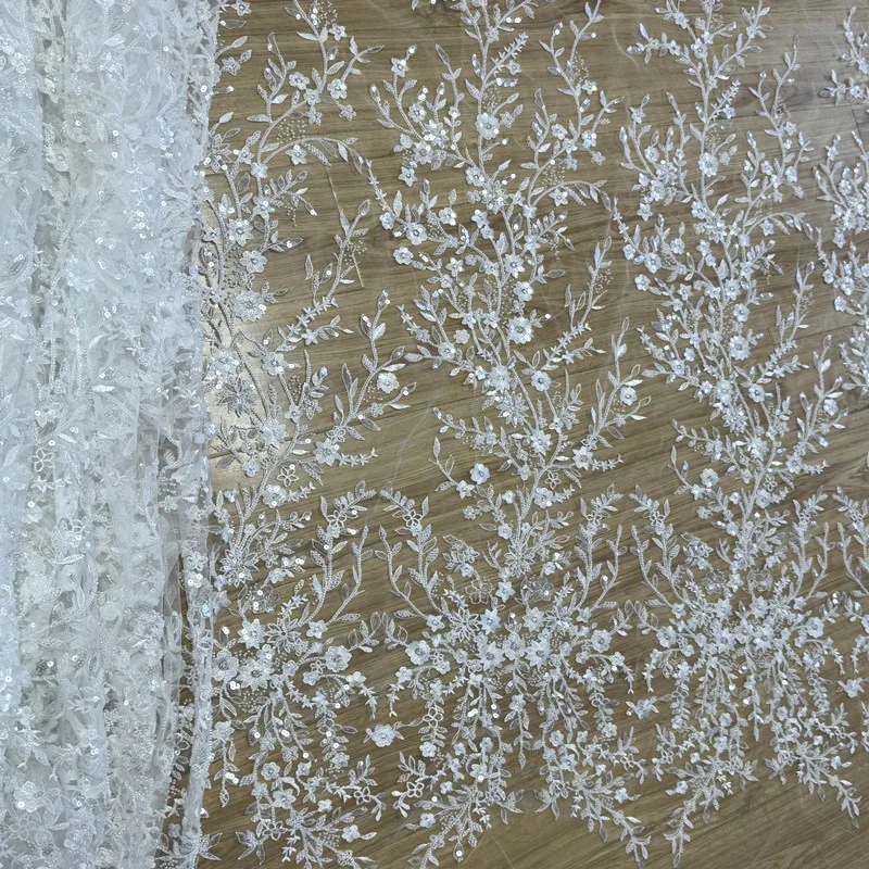 قماش مطرز بالدانتيل الراقية متعدد الألوان هو مادة مثالية لصنع فساتين الزفاف والعباءات وإكسسوارات الملابس
