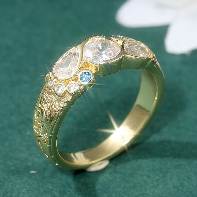 Schillernder goldfarbener, mit blau-weißen CZ-Steinen eingelegter Damenring mit geometrischer Gravur, für den täglichen Gebrauch, Partyschmuck – Detail 3