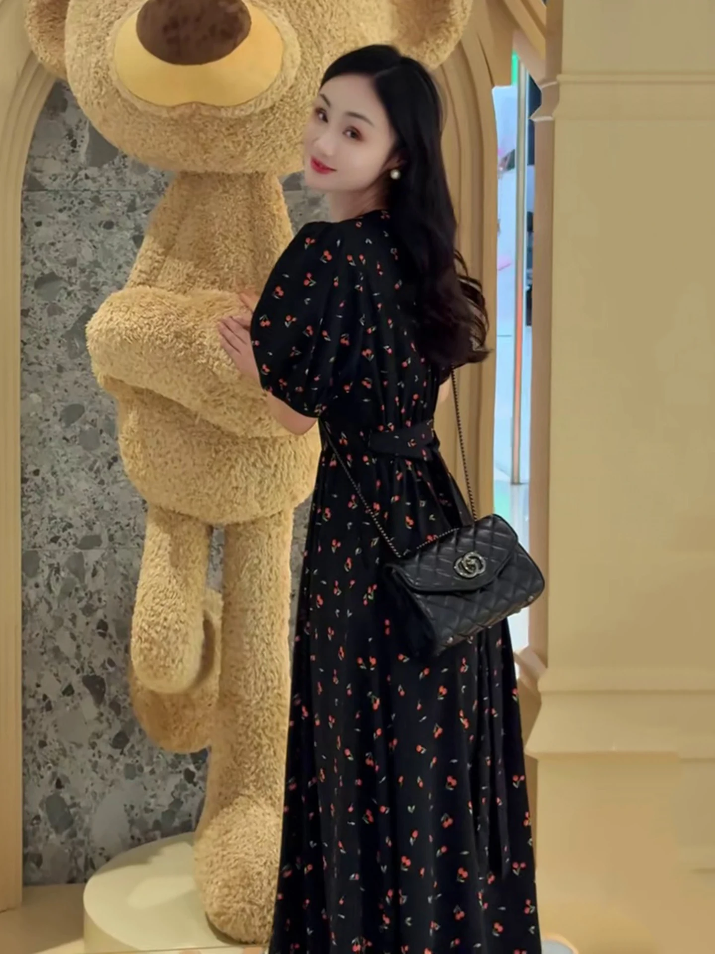 Vestido Floral Preto de Chiffon F com Decote em V Longo e Cintura inada Estilo Hepburn Saia em A Casual para Negócios