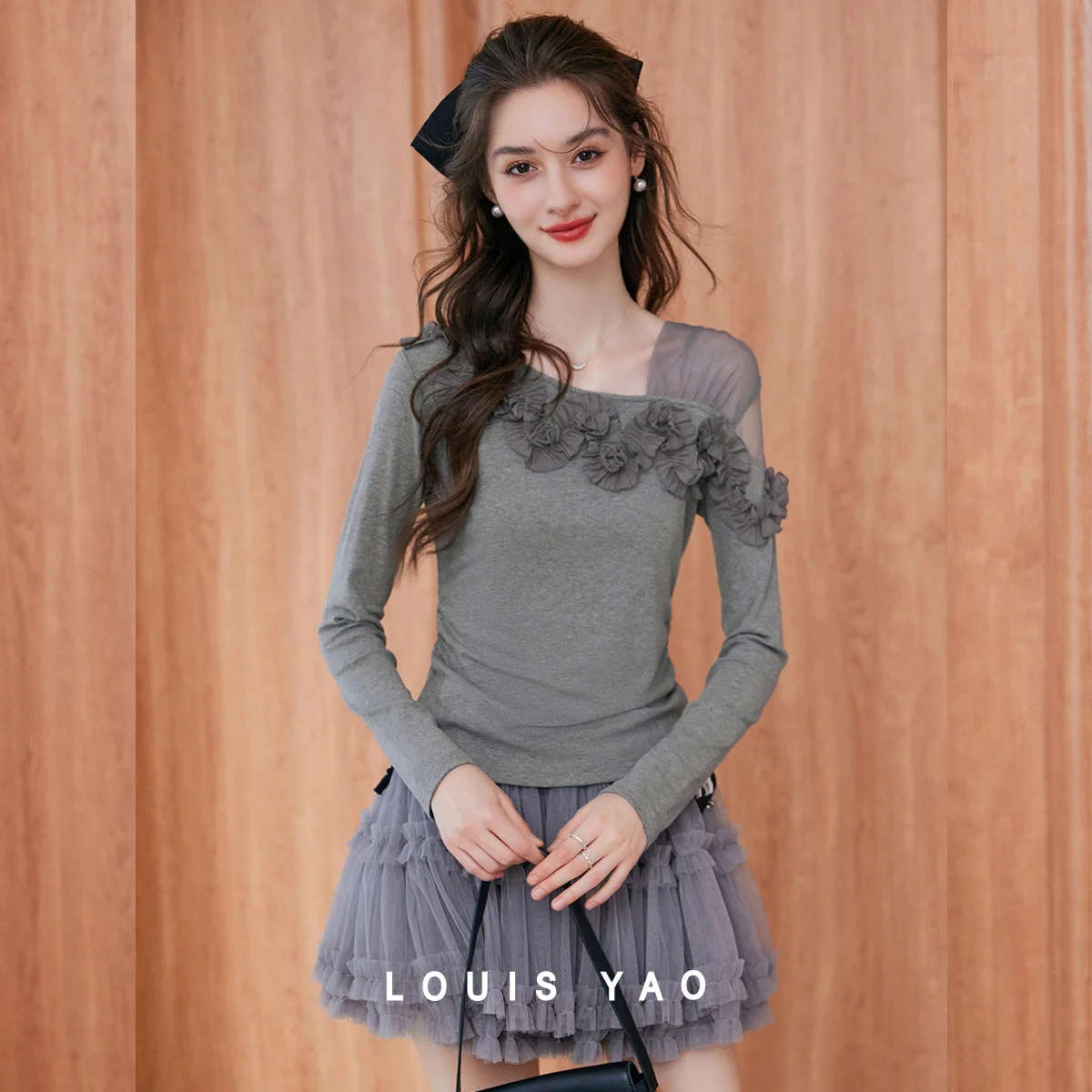 

LOUIS YAO Flower Decoration Splicing Women's T-shirt 2025 Autumn Grey Micro Elastic Asymmetric Collar Slimming Knitted Shirt