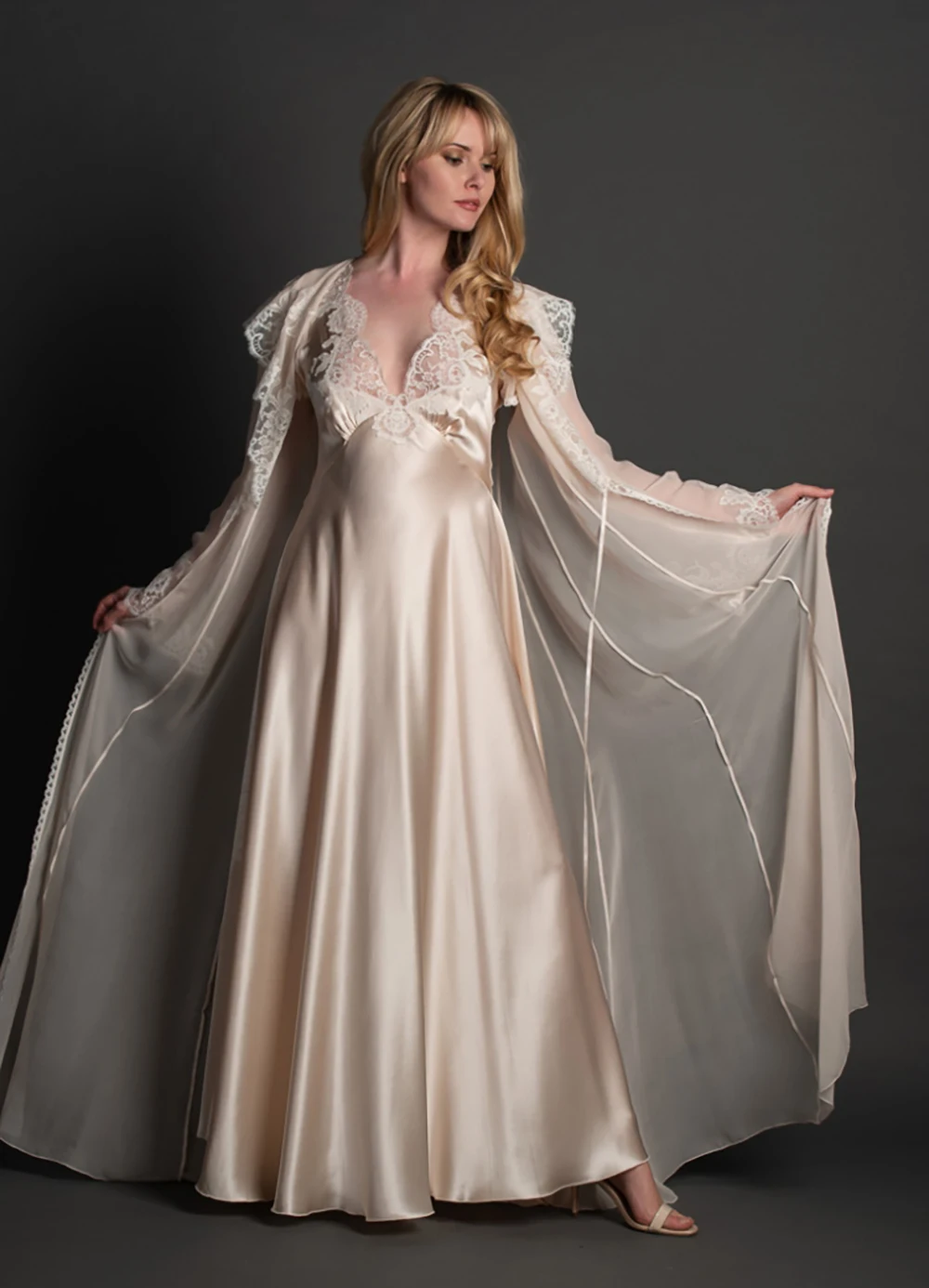 Elegant Women’s Pajamas Appliques Robes Bridesmaid Bride Robes Wedding Long Robe Bathrobe Plus Size Customized