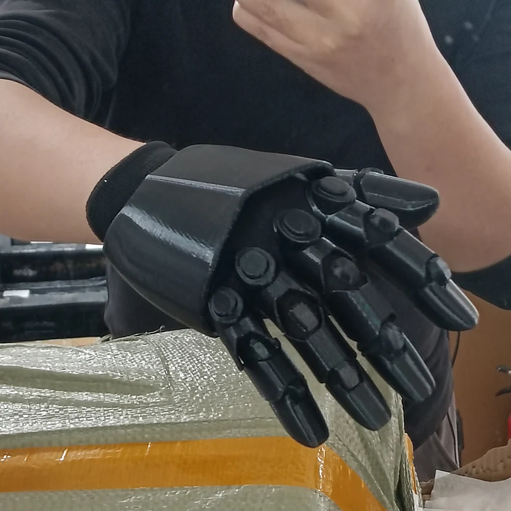 mechanical-gloves-made-from-3d-printed-petg-material-are-flexible-and-have-a-highly-mechanical-look-suitable-for-cosplay