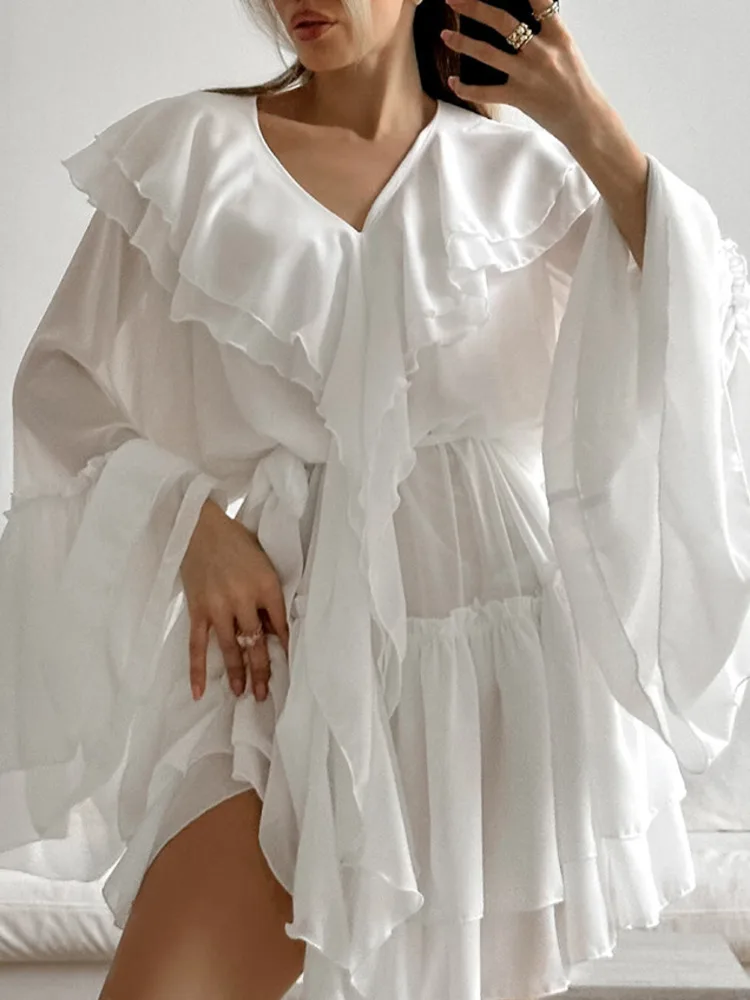 فستان أبيض أنيق وكشكش رقيق للنساء لصيف 2025 جديد بأكمام طويلة على شكل جرس ملابس خارجية لقضاء العطلات على الشاطئ