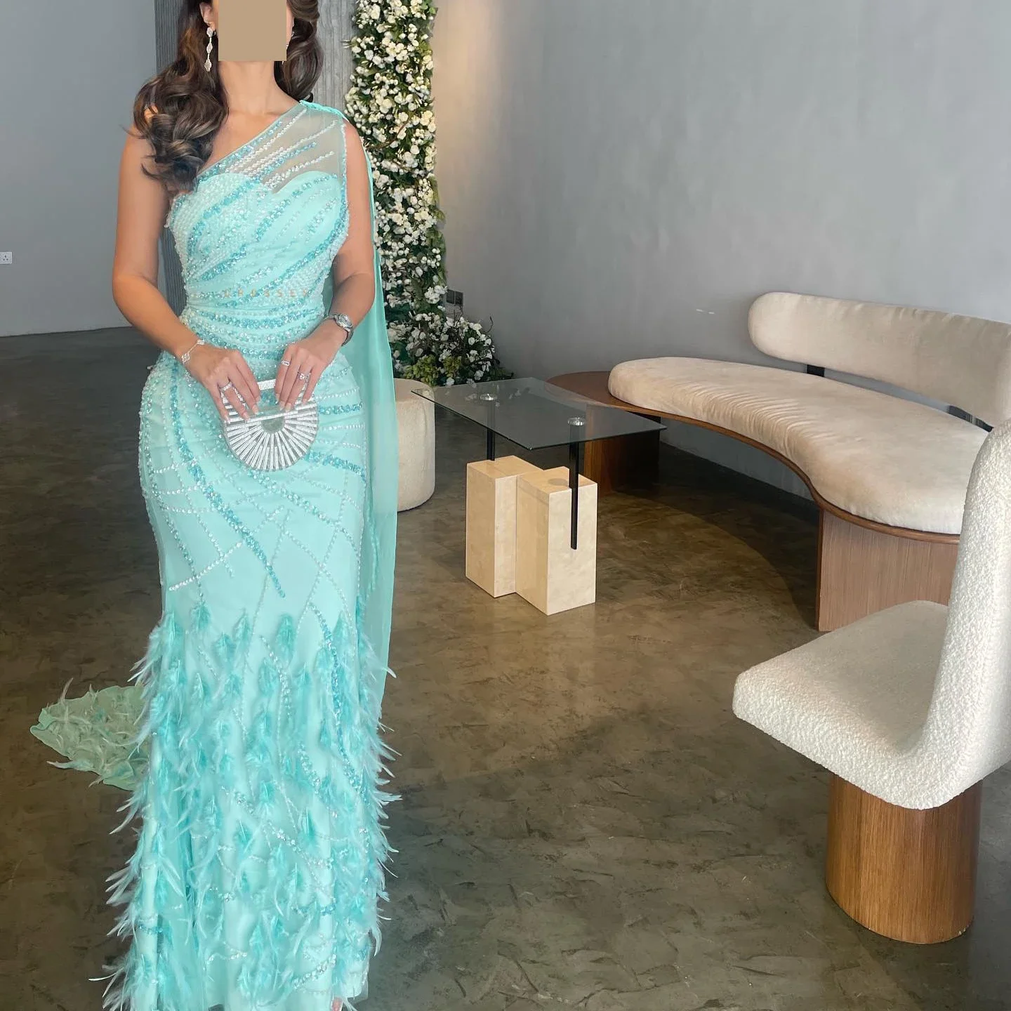 فسات kapaLuxo Pluma Turquesa Aqua Vestido de noche de sirena de un hombro con tren de capa Vestidos largos de fiesta de boda de graduación