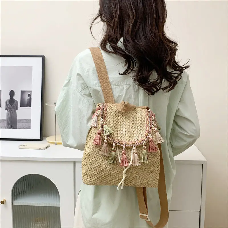 Nowy pleciony plecak ze słomy Casual Tassel Straw Bag Female Seaside Holiday Beach Bag Bohemian String Travel Bag 2024 for Gift