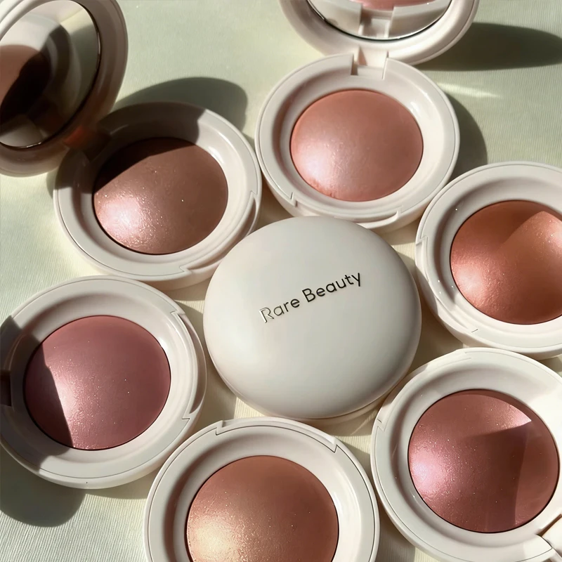 

Редкие косметические румяна в форме пудры. Глянцевая жидкость для улучшения цвета лица и предотвращения тьмяности. Крем для рук. Лосьон для ухода за кожей.