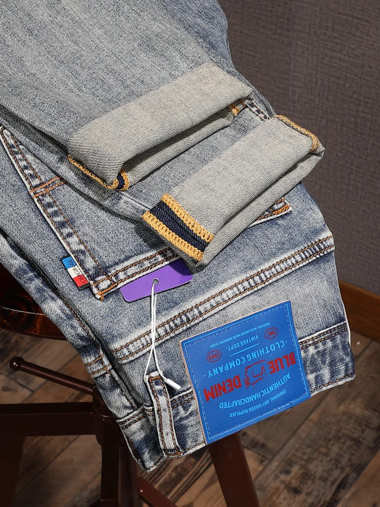 

2025 высококачественные летние тонкие светлые джинсы в стиле ретро, мужские маленькие прямые мягкие брюки с вышивкой