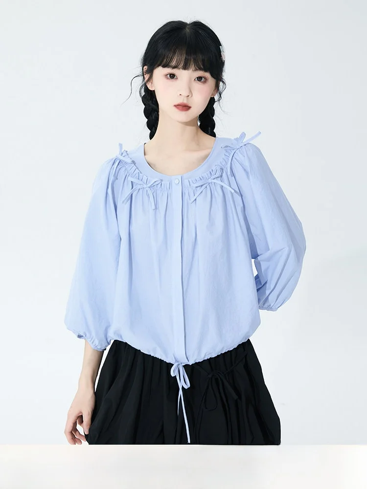 

Светло-голубая женская летняя блузка свободного кроя с длинным рукавом и круглым вырезом, из тонкой хлопковой марли, с прозрачным цветочным кружевом