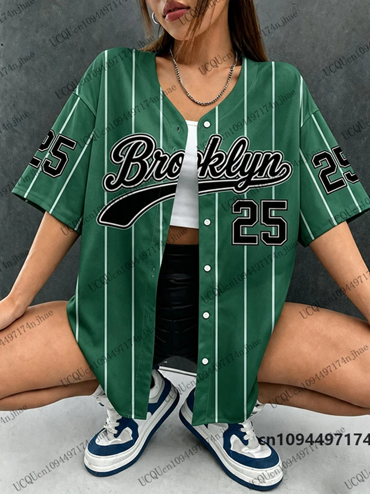 Sommer Neuheit: Schwarzes Brooklyn No.25 Streifen-Print Streetwear Baseball-Shirt für Damen und Herren, Hip-Hop-Bluse mit Kurzen Ärmeln und Knopfleiste – Detail 6