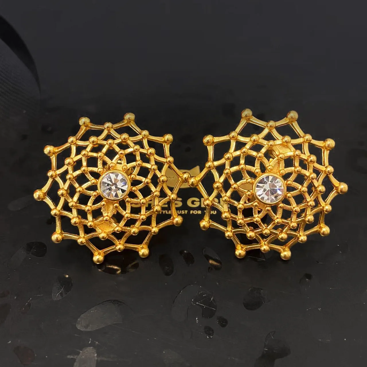 

Новые украшения и аксессуары: экстравагантные серьги-клипсы в ретро-стиле с ажурным цветочным узором для женщин, идеально подходят для вечеринок и в качестве подарка.