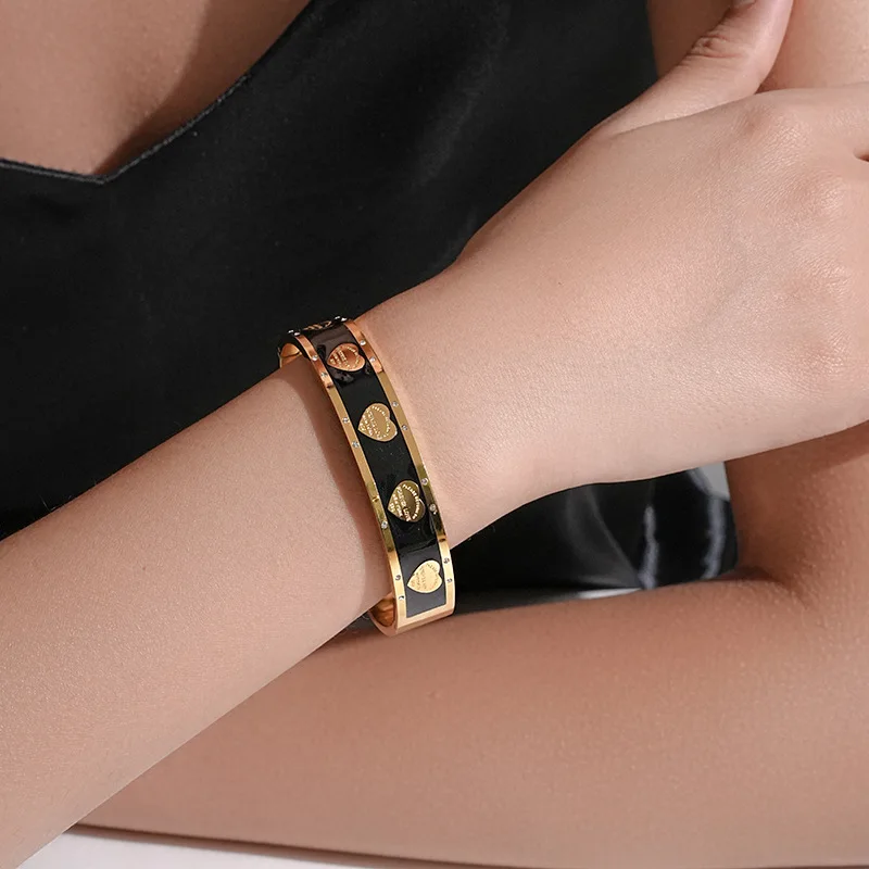Doppelseitiges Diamant-Herz-Armband für Damen, schwarz-weißes Emaille-Armband, minimalistische hochwertige neue Halskette, Herz-Ohrringe