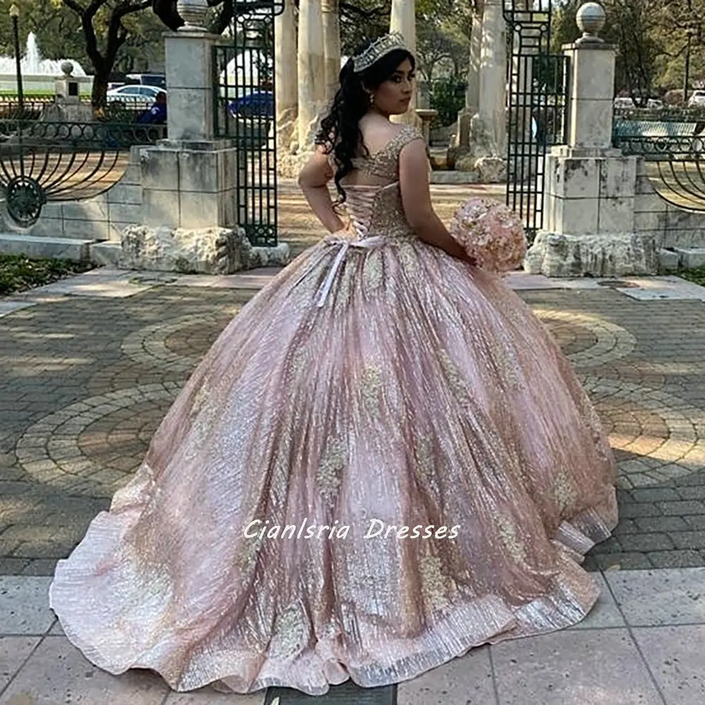 Rose Gold ปิดไหล่ Ruffles Quinceanera Ball Gown ดอกไม้คริสตัลประดับด้วยลูกปัด Corset หวาน15 Vestidos XV ปี