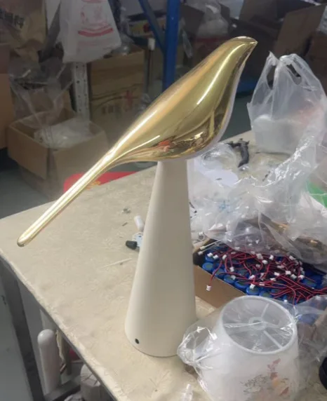 Draagbare, oogbeschermende bedlamp, moderne, minimalistische en creatieve bureaulamp met vogelmotief, oplaadbaar en geschikt voor gebruik als sfeerverlichting.