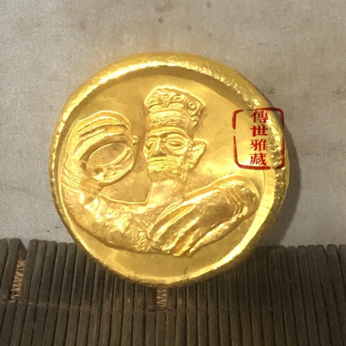 Brass gilded relief Sanxingdui Shu bird bronze statue totem antique gold coin gold cake old goods collection