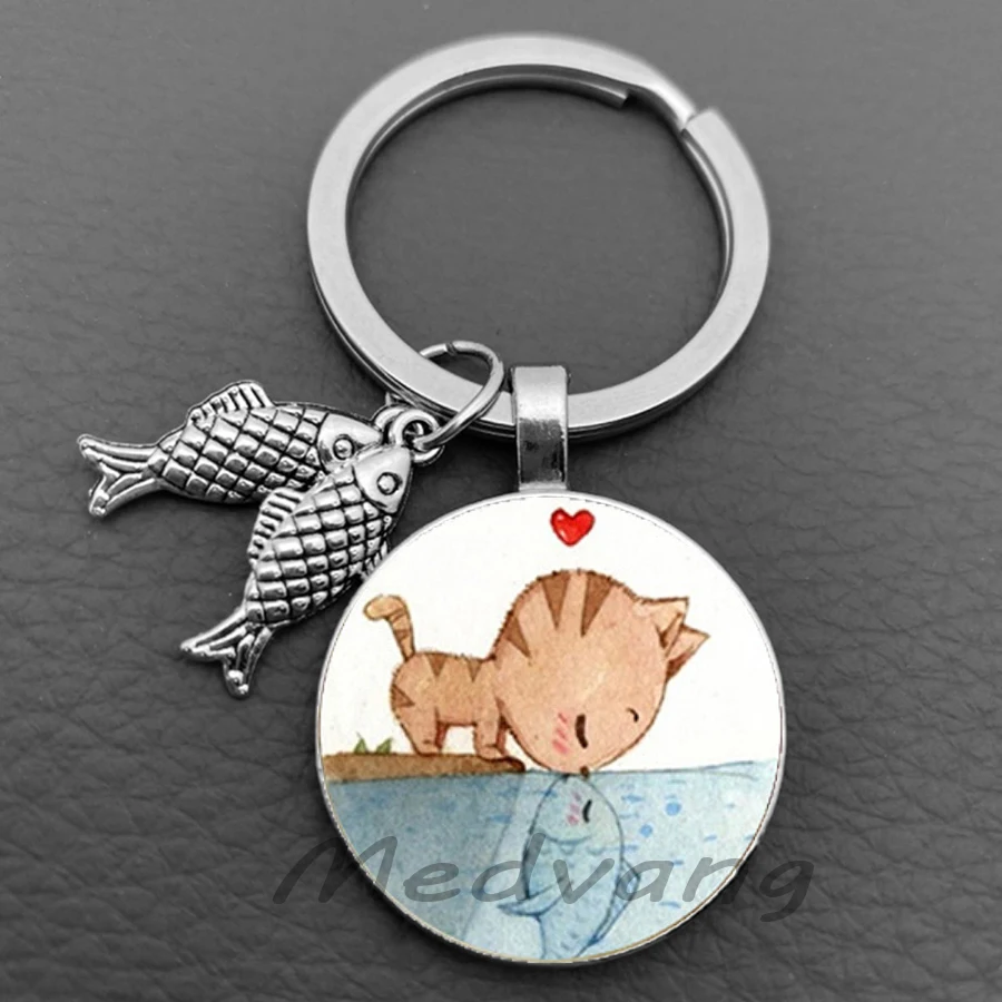 Creative Greedy Cat and Cute Fish Keychain Fun Cat Wants to Eat Fish Glass Round Keychain Couple Gift Jewelry Keychain