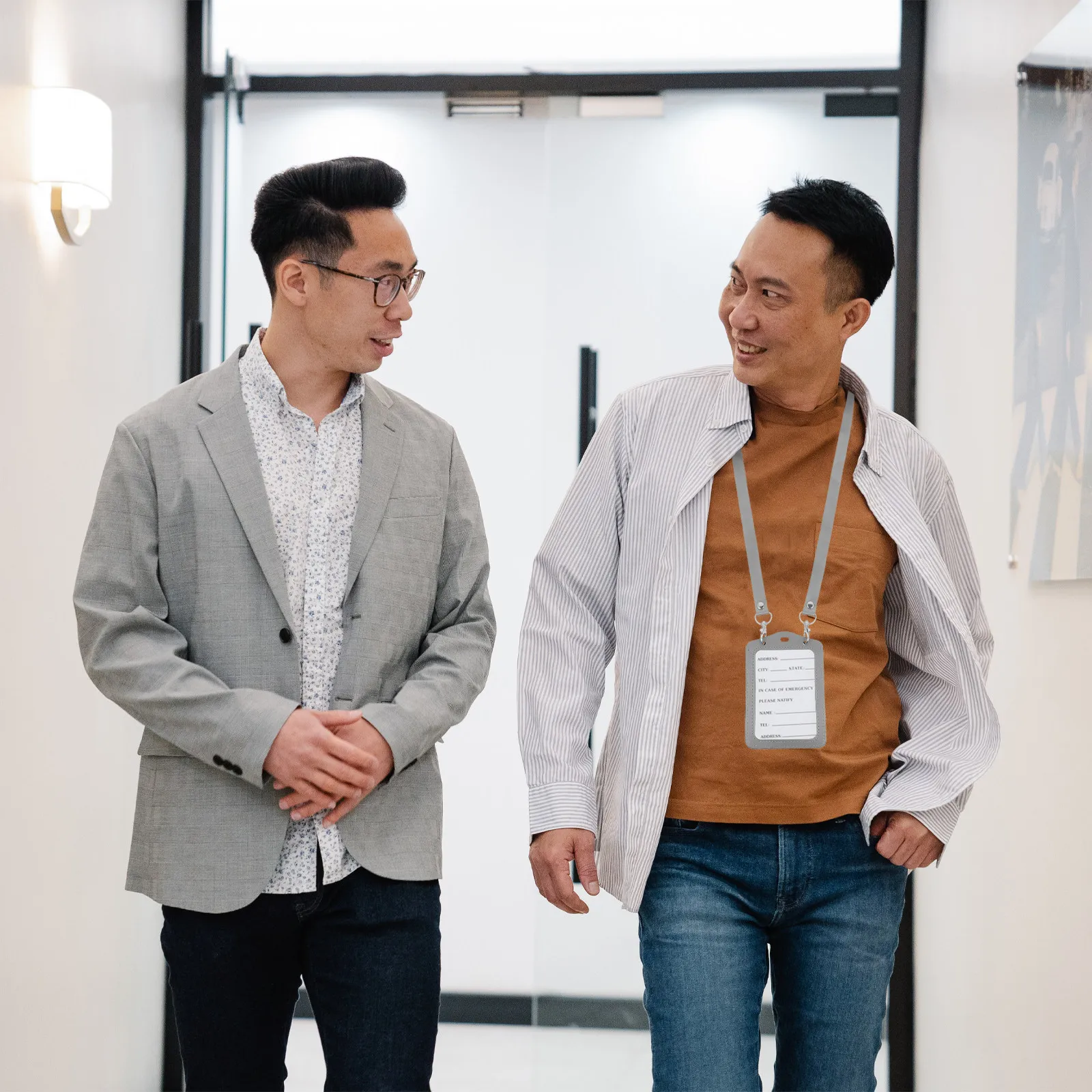 

Держатель для рабочих пропусков, двусторонний чехол для ID-карт, высококачественный водонепроницаемый чехол для бейджей из полиуретана, прозрачный защитный слот, шнурок для крепления