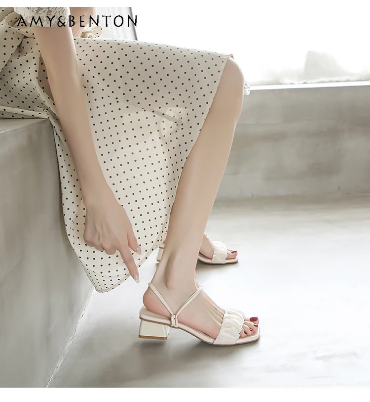 

2025 женские летние новые белые удобные и модные крутые тапочки во французском стиле на среднем каблуке в сказочном стиле