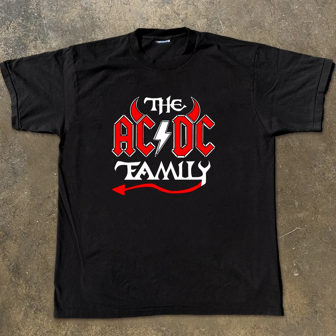 

A Loose Vintage Pure Cotton Round-neck Short-sleeved T-shirt From A European and American Rock Metal Band on The Street