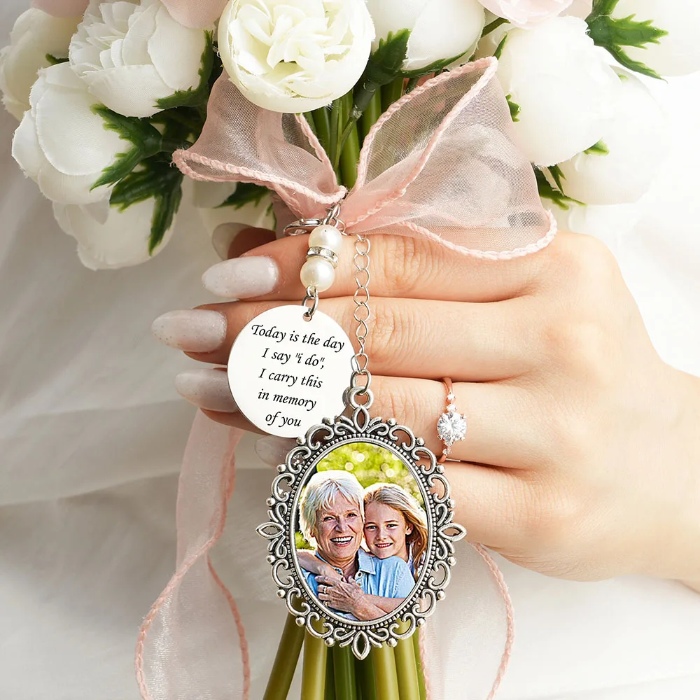 

Personalized Bridal Bouquet Memory Photo Pendant, Bridesmaid Gifts，Wedding Flower Ideas, Memorial Graduation Gift