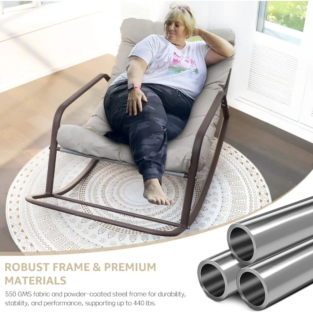 كرسي هزاز ملكي كبير الحجم للاستخدام الداخلي والخارجي باللون البيج مع مسند للقدمين للاسترخاء والقيلولة، وفناء عالي التحمل