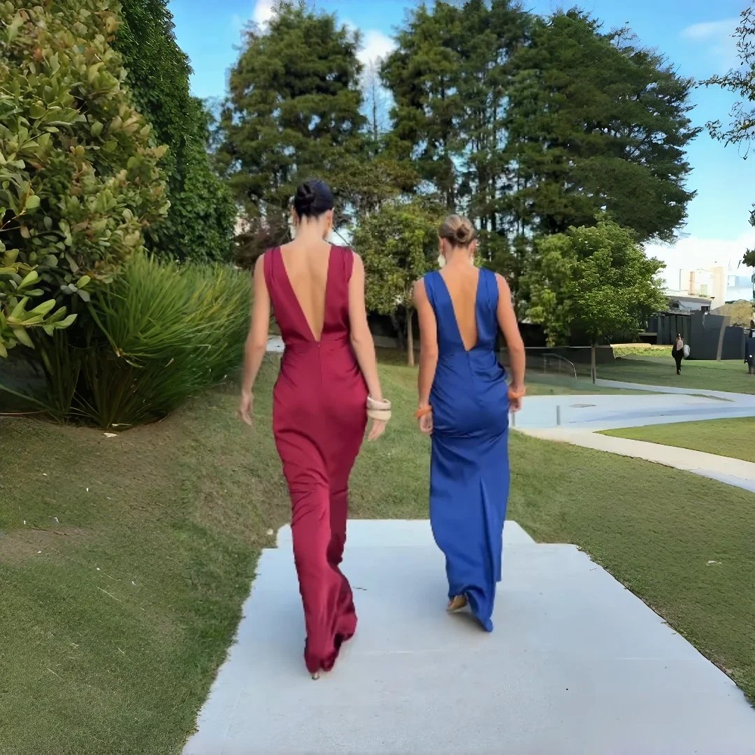 Vestido de satén para damas de honor, con escote en V pronunciado, sin mangas, con diseño de nudo retorcido, largo hasta el suelo, ideal para bodas, fiestas y eventos formales.