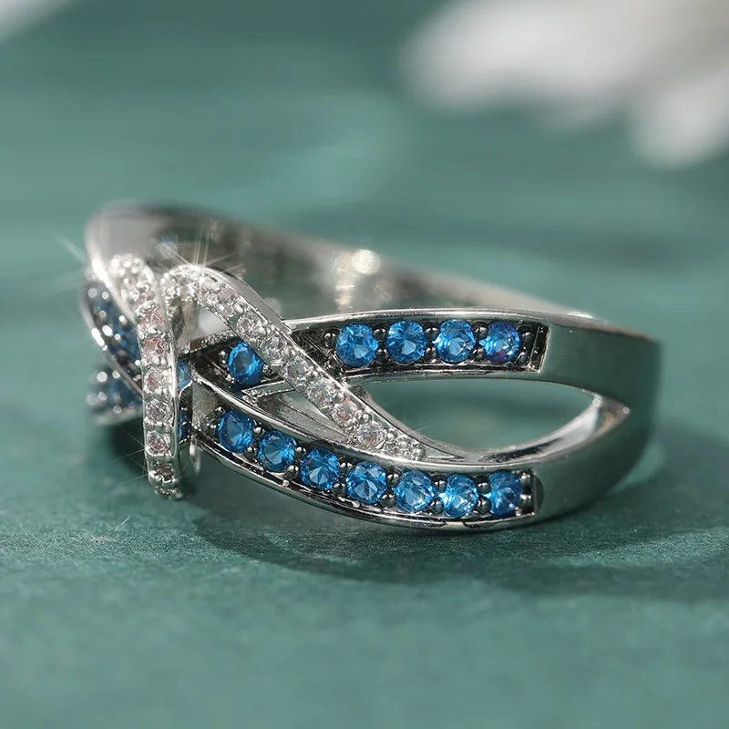 Funkelnder Eingelegter Weiß-Blauer CZ Damenring Exquisiter Silberfarbener Geometrischer Hohler Alltags- und Partyschmuck Jubiläumsgeschenk – Detail 4