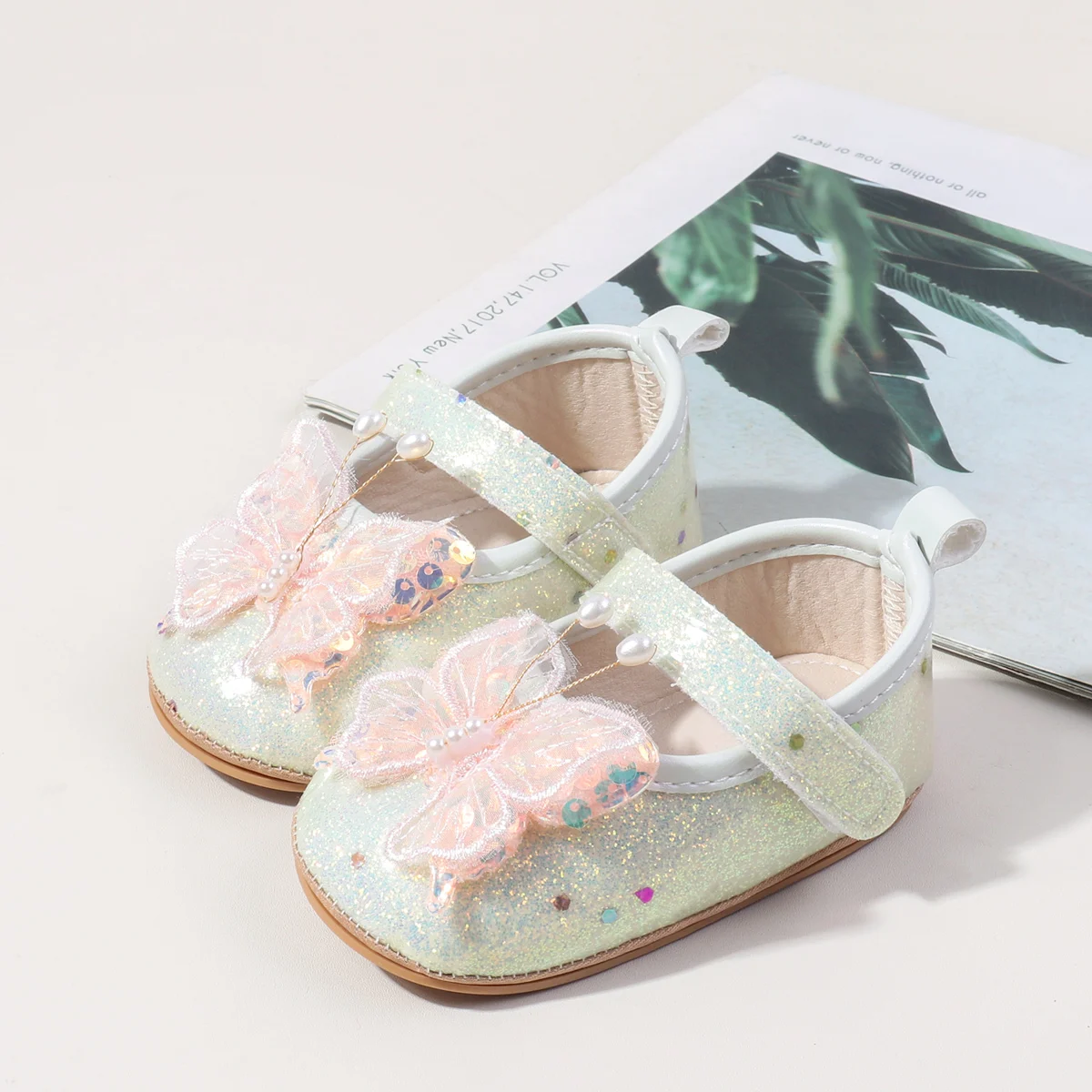 2025 حار بيع 0-18 متر طفل الفتيات الأولى المشي داخلي في الهواء الطلق حذاء طفل صغير مع تصميم جميل جودة عالية TPR وحيد
