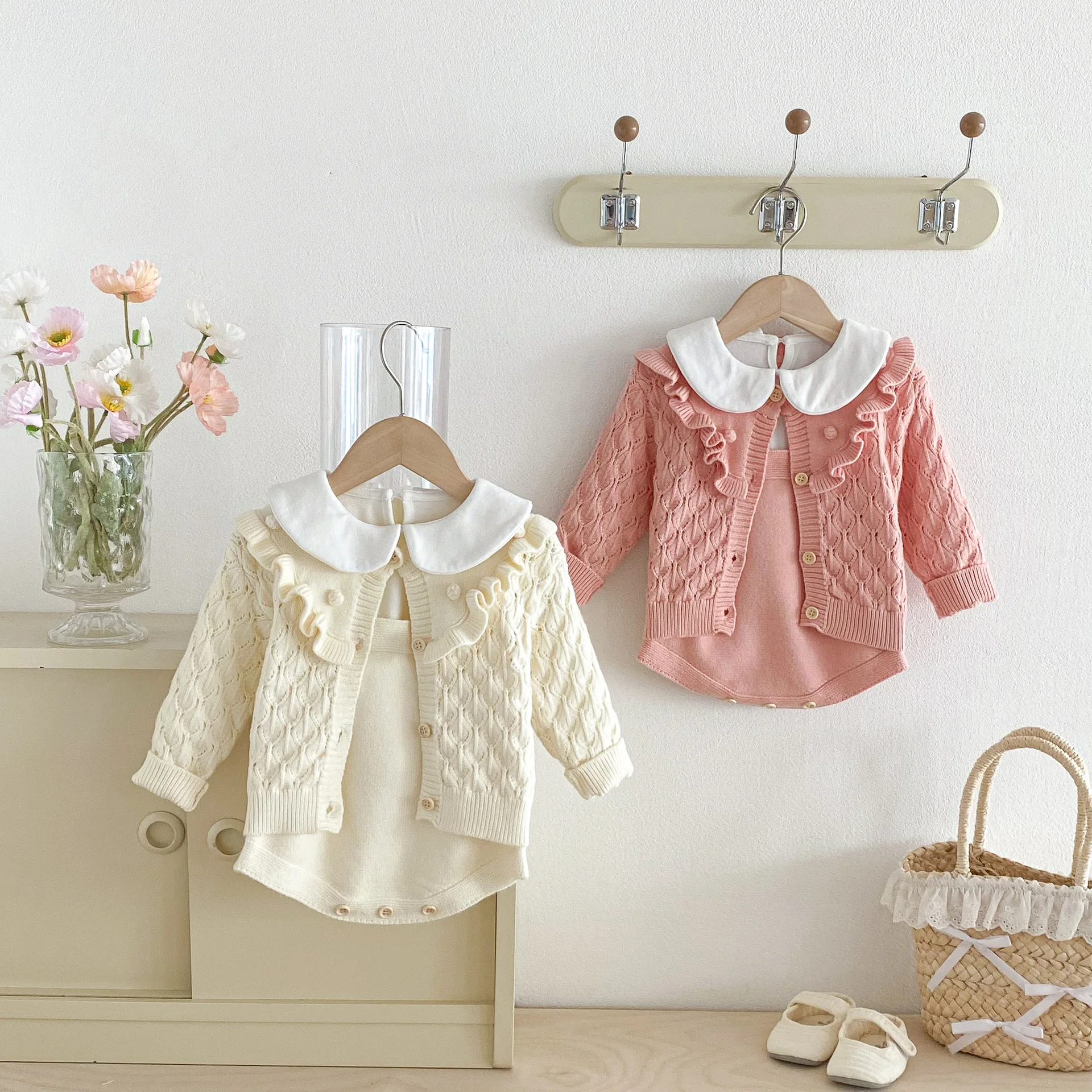 

2025 зимний новый комплект свитеров для маленьких девочек, вязаный кардиган для маленьких девочек + боди, костюм из 2 предметов, теплый свитер для новорожденных, наряды для малышей