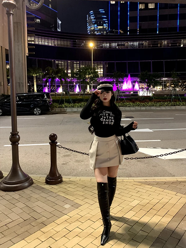 

Короткая юбка из искусственной кожи с высокой талией, А-силуэт, свободный крой, с пуговицей, из коллекции Cherry Meat Small Muse Dinner, модель Micro Fat Miss Prure Fold.