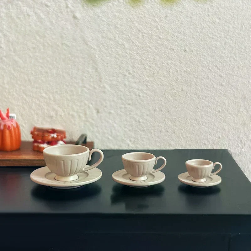 2Pcs Dollhouse Miniature Dining Ware Mini Vertical Pattern Coffee Cup Plate Set Toy Model Doll House Accessories