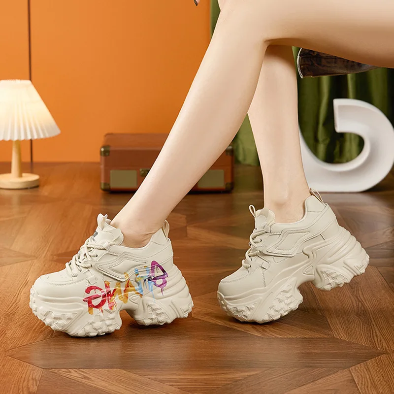

Модные женские кроссовки в стиле граффити на массивной платформе, увеличивающие рост на 10 см, весенняя коллекция