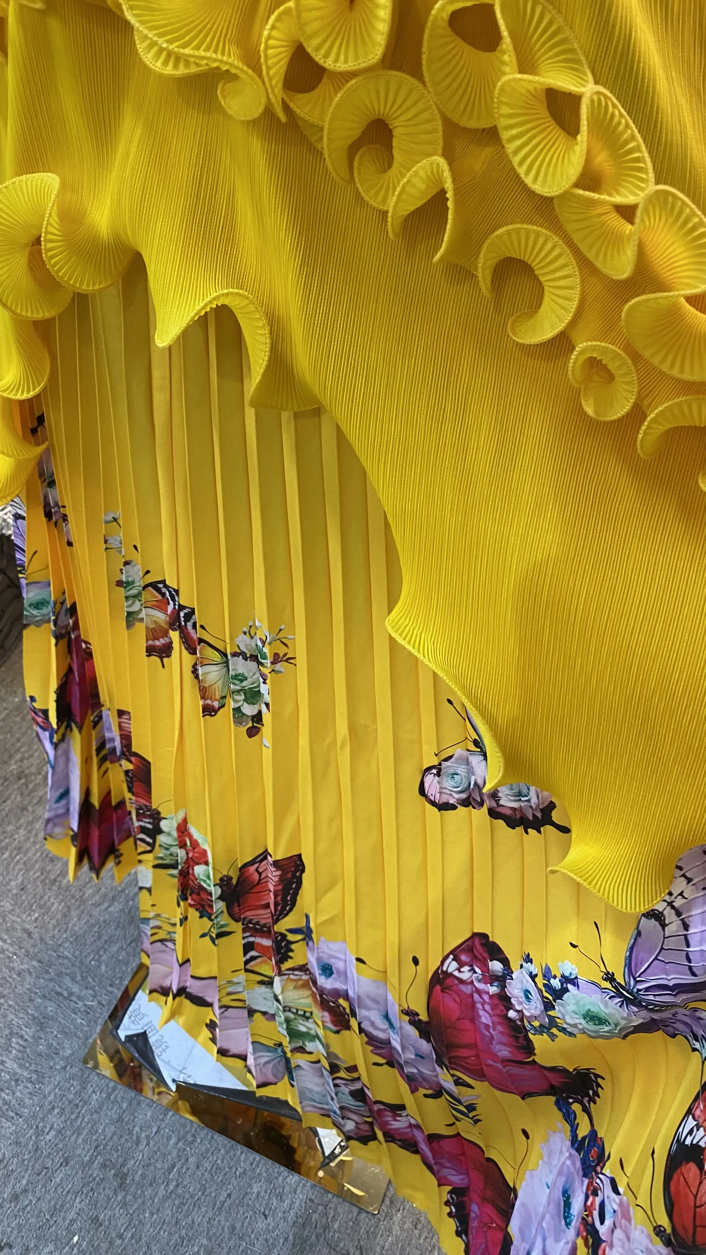 패셔너블하고 캐주얼한 플리츠 스커트 탑과 롱 스커트 세트, 패셔너블한 프린트와 자수 레이스 트림-GZXX056