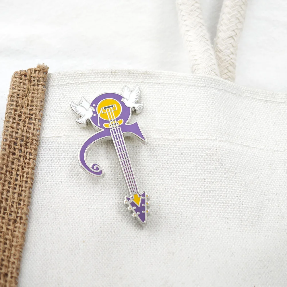 Prince Love Symbol Metall-Emaille-Anstecknadel, lila Gitarren-Brosche, „When Doves Cry“-Abzeichen, Pop-Rock-Legende, Anstecknadeln, Geschenk für Musikfans – Detail 8