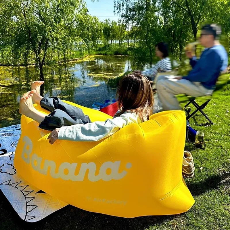 カラフルな形の膨らませるエアソファ、ポータブルなレイジーカウチ、屋外キャンプ、ビーチ、フェスティバル用防水ラウンジチェア
