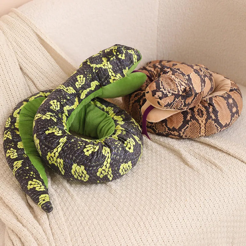 Big Boa หุ่นมือของเล่นตุ๊กตาเหมือนจริงสัตว์น่ากลัวสีน้ําตาลสีเขียวสีเหลืองสีส้มงูหมอนยาว Interactive Plushie ของขวัญ
