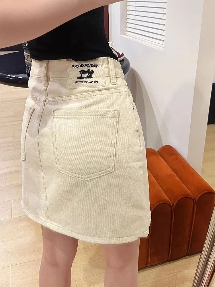تنورة قصيرة عالية الخصر على شكل حرف A للنساء، طراز صيفي جديد، نسخة كورية، بفتحة جانبية، من الدنيم، بتأثير تنحيف، باللون البيج