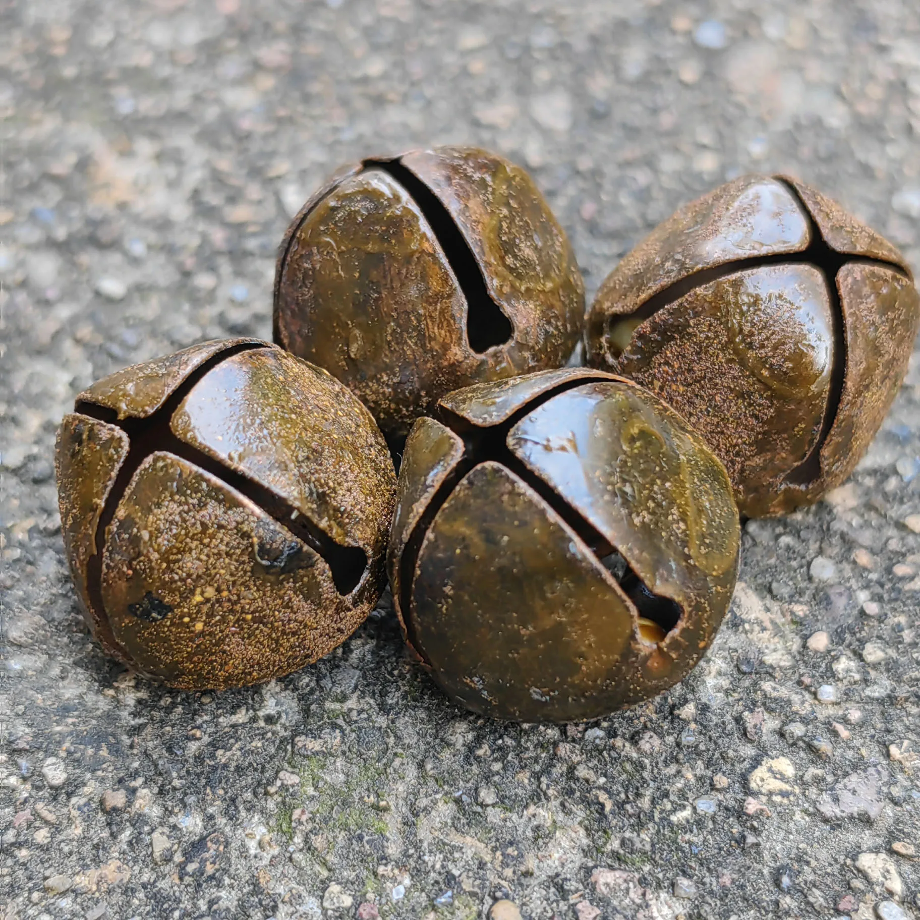 2 cm 30 piezas cascabeles de cascabeles oxidados de Navidad cascabeles de cascabeles de metal oxidados cruzados campanas de metal oxidadas vintage para Navidad y fiesta