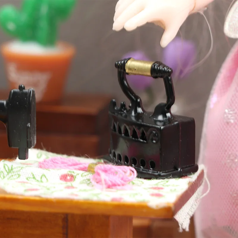 1:12 Mobili in miniatura per casa delle bambole Accessori per scene di cucito Tavolo da stiro vintage nero Giocattoli creativi per ornamenti per casa delle bambole