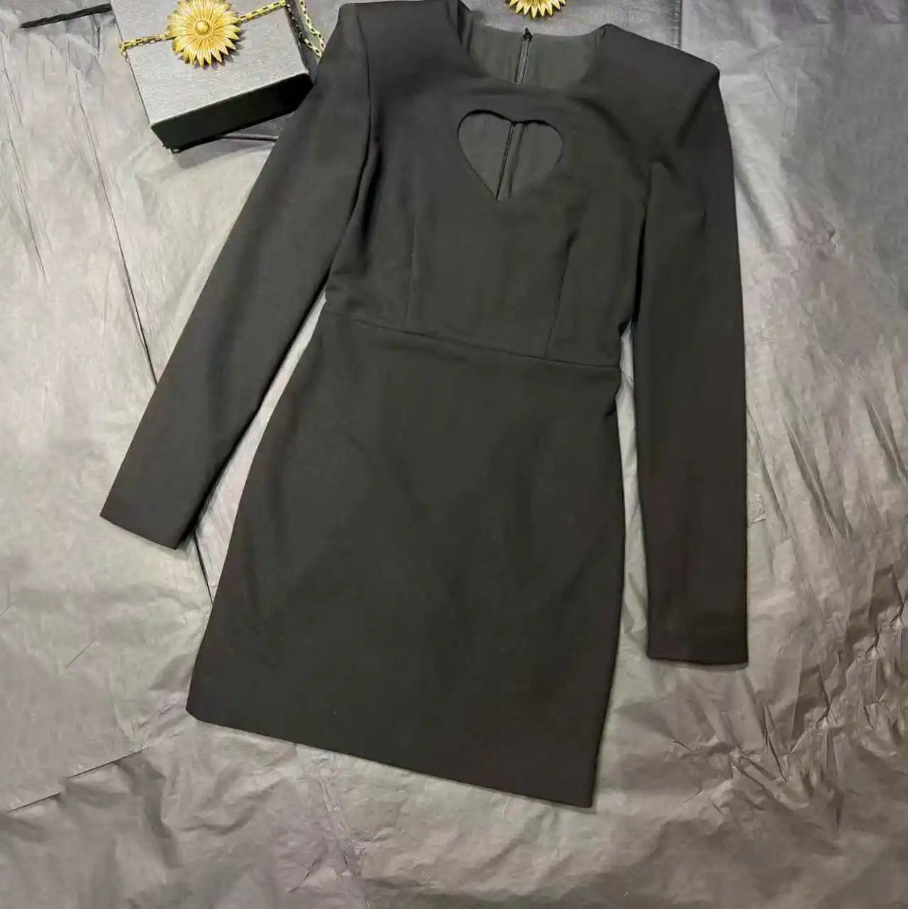 Vestido preto de manga comprida com recorte em forma de coração, vestido justo, sexy e quente para festa em boate, saia curta