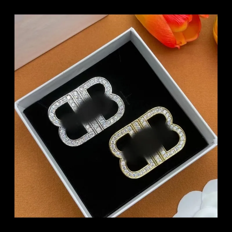 

Легкая роскошная простая высококачественная нишевая дизайнерская буква, модная универсальная ювелирная брошь 2024, ювелирная брошь