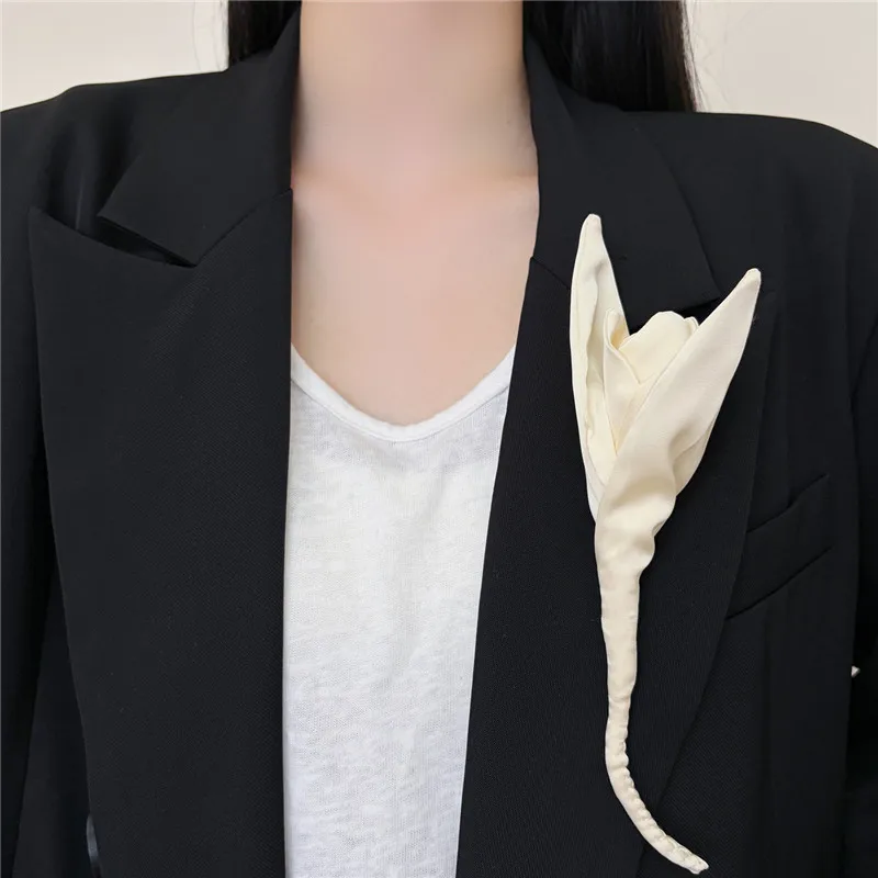 French Vintage Satin Tulip Brooch Pin for Women Exaggerated Chic Suit Coat Dress Accessories Fashionable Lapel Flower Pin