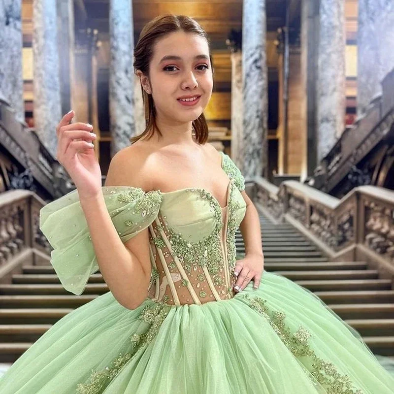 ระยิบระยับสีเขียวเจ้าหญิง Quinceanera ปิดชุดไหล่ประดับด้วยลูกปัดดอกไม้ Appliqué Vestidos De 15 Anos Ball Gown Party Gowns