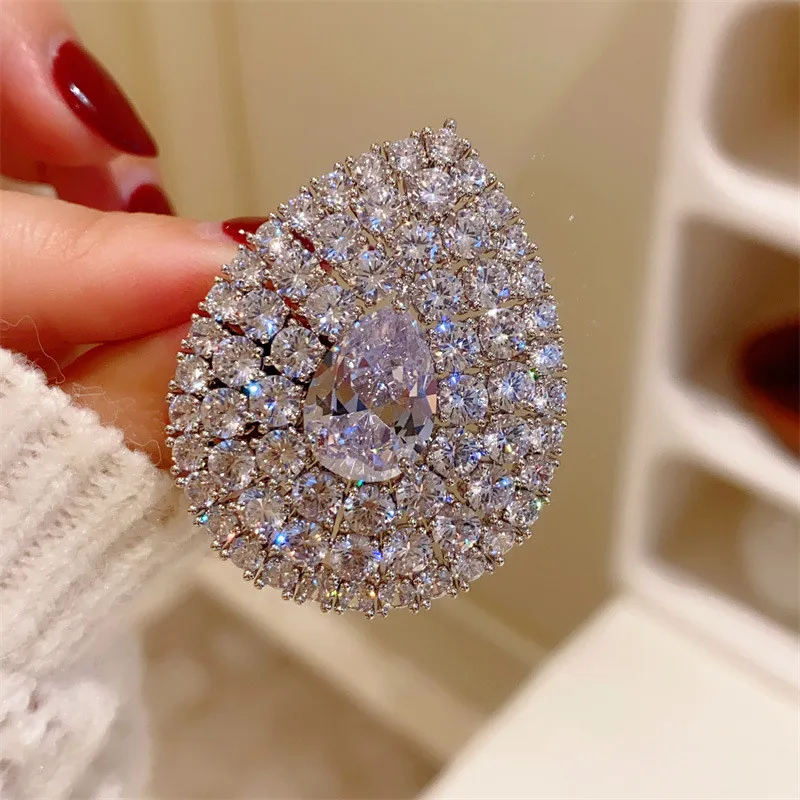 CC Sparkly Brooches Water Drop Shape Coat Pins Full of Shining Zirconia Dress Pin Luxury Corsage Dating Essentials Gifts B317