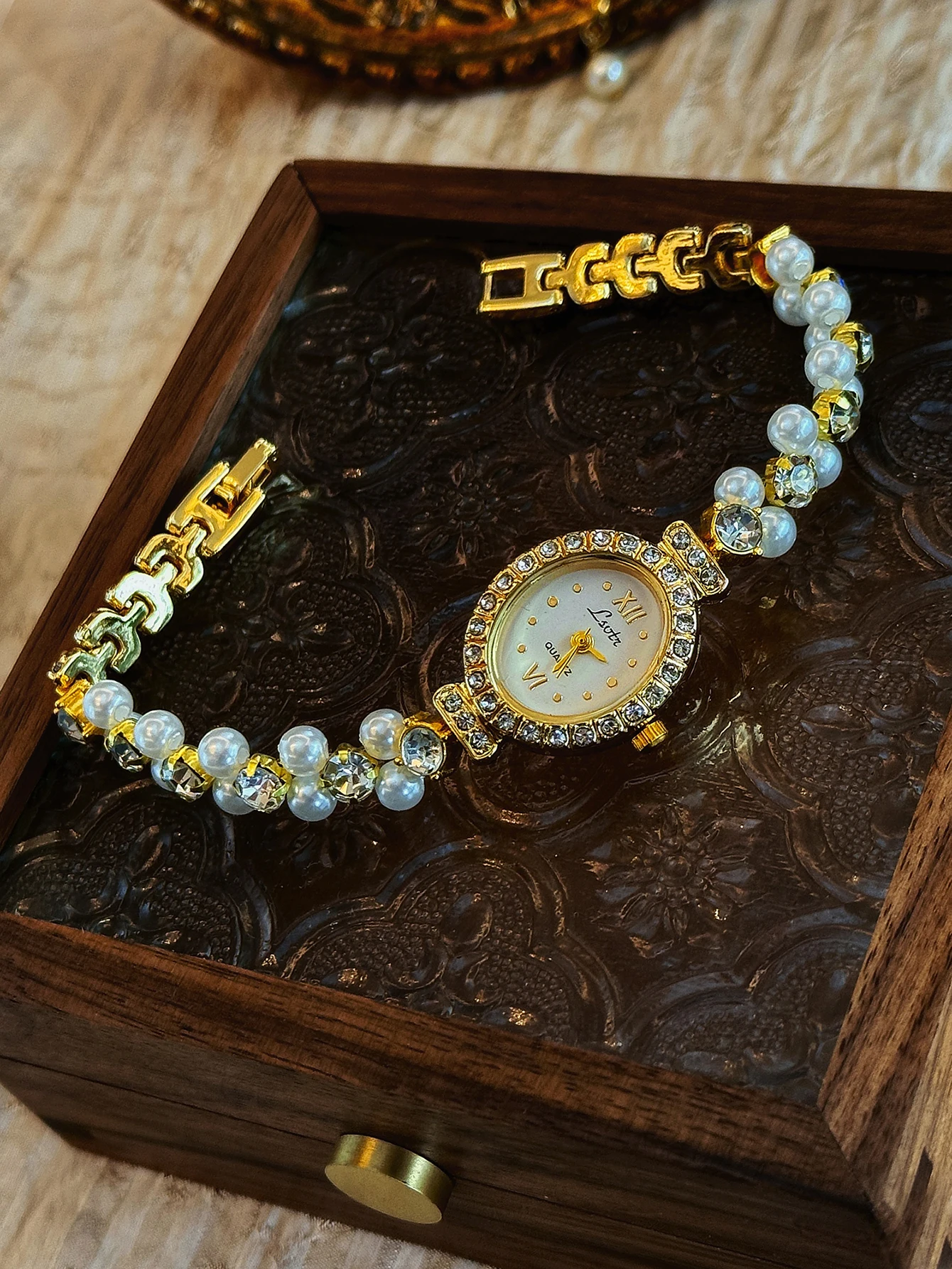 1 Brand New Luxury Women's Watch with Pearls and Rhinestones, Featuring an Elegant Vintage Fashion Design, an Oval Mother-Of-Pearl Dial, Suitable for Daily Wear, Parties, Vacations, and Outings