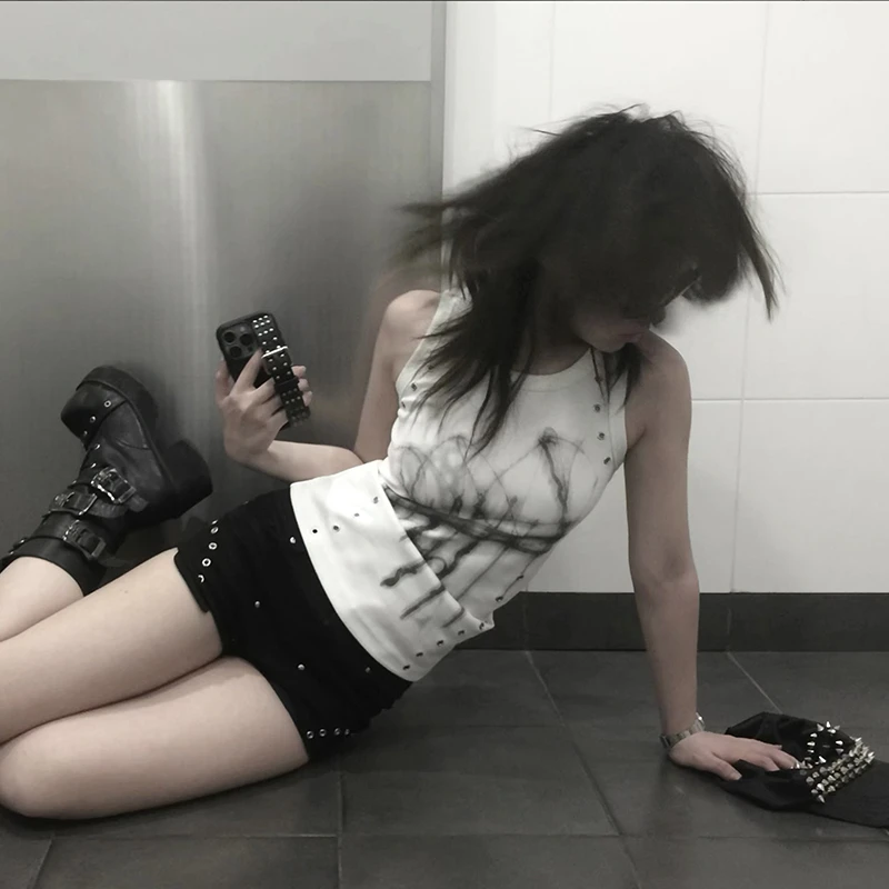 Karrcat グランジ美学タトゥープリントタンクトップ Trashy 2000s スタイルノースリーブトップス日本 Y2k パンクタンクトップアメリカンレトロエモ