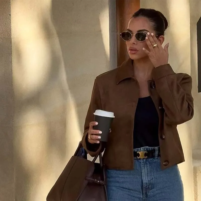 

YENKYE коричневая куртка из искусственной замши для женщин, короткое осенне-зимнее пальто на пуговицах спереди с длинными рукавами и воротником с лацканами